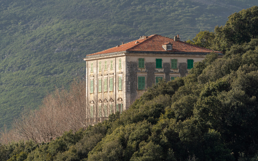 Séjournez dans un “Palazzu di l’Americani’ du Cap Corse. Découvrez l’histoire de ces « maisons d’Américains » et nos bonnes adresses.